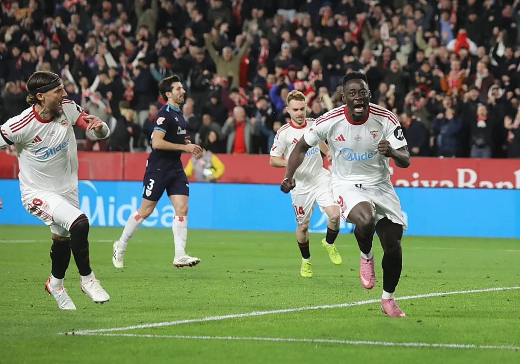 Celebración de los jugadores del Sevilla tras la remontada ante el Athletic Club en el Sánchez-Pizjuán para alejarse del descenso.