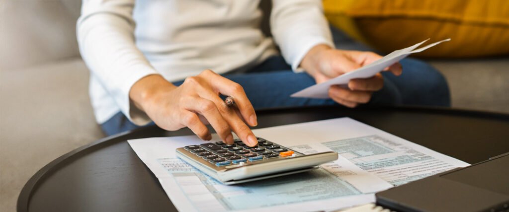 Persona organizando su presupuesto mensual finanzas personales 2026 en una tablet