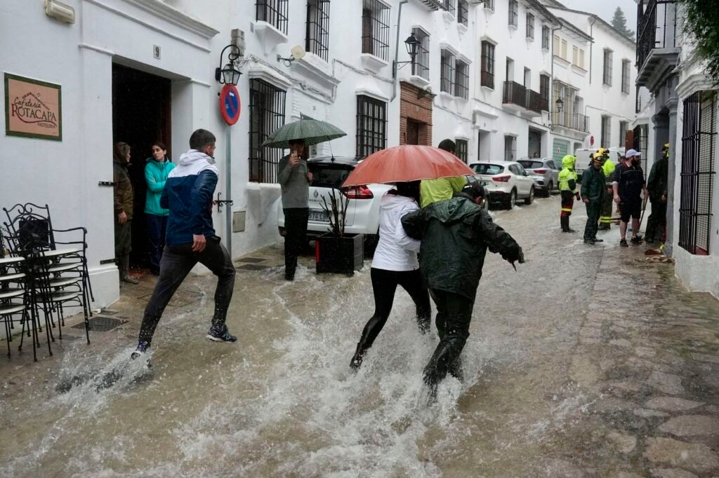 Mapa de avisos AEMET y estado de los colegios Andalucía borrasca Leonardo jueves