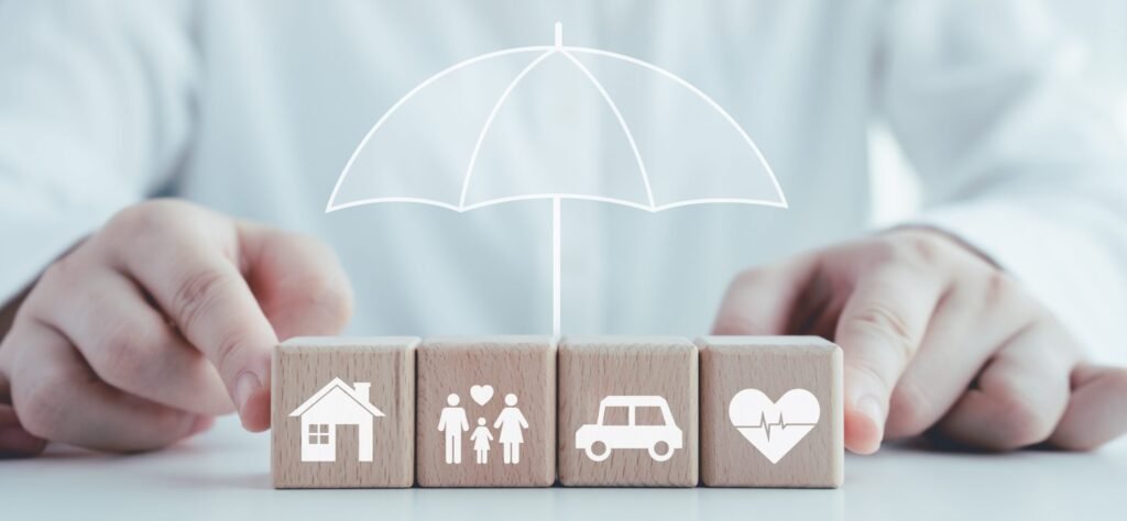 Doctora mostrando app médica a una familia en una clínica privada de los mejores seguros de salud en España 2026